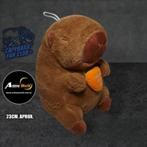 PELUCHE CARPINCHO-CAPIBARA CON ACCESORIO EN SUS MANOS #2 (23CM APROX) (P1538)