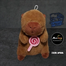 PELUCHE CARPINCHO-CAPIBARA CON ACCESORIO EN SUS MANOS #5 (23CM APROX) (P1541)