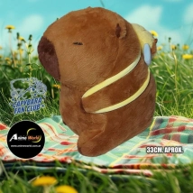 PELUCHE CARPINCHO-CAPIBARA CON MOCHILA ABEJA #1 (33CM APROX) (P1644)