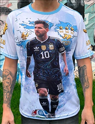 REMERA AFA MESSI #3 (TALLA 14) LAS MALVINAS (MESSI-LAUTARO-ENZO) POLIESTER (R1346)