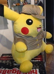 PELUCHE POKEMON GIGANTE - PIKACHU DETECTIVE (60CM APROX)